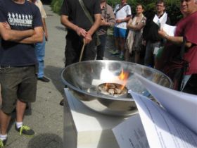 Verbrennung vor Jobcenter 017 (Small).jpg